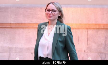 Berlin, Allemagne, 01th Okt. 2025. Arrivées pour la retraite du Cabinet à Villa Borsig : voir l'arrivée du Chancelier Friedrich Merz, du Ministre fédéral des finances Lars Klingbeil, du Ministre fédéral de l'intérieur Alexander Dobrindt et d'autres membres du Cabinet Merz photo : Klaus KROENERT crédit : Klaus KROENERT/Alamy Live News Banque D'Images