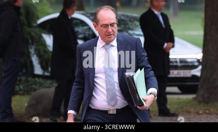 Berlin, Allemagne, 01th Okt. 2025. Arrivées pour la retraite du Cabinet à Villa Borsig : voir l'arrivée du Chancelier Friedrich Merz, du Ministre fédéral des finances Lars Klingbeil, du Ministre fédéral de l'intérieur Alexander Dobrindt et d'autres membres du Cabinet Merz photo : Klaus KROENERT crédit : Klaus KROENERT/Alamy Live News Banque D'Images