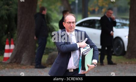 Berlin, Allemagne, 01th Okt. 2025. Arrivées pour la retraite du Cabinet à Villa Borsig : voir l'arrivée du Chancelier Friedrich Merz, du Ministre fédéral des finances Lars Klingbeil, du Ministre fédéral de l'intérieur Alexander Dobrindt et d'autres membres du Cabinet Merz photo : Klaus KROENERT crédit : Klaus KROENERT/Alamy Live News Banque D'Images