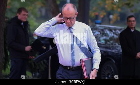 Berlin, Allemagne, 01th Okt. 2025. Arrivées pour la retraite du Cabinet à Villa Borsig : voir l'arrivée du Chancelier Friedrich Merz, du Ministre fédéral des finances Lars Klingbeil, du Ministre fédéral de l'intérieur Alexander Dobrindt et d'autres membres du Cabinet Merz photo : Klaus KROENERT crédit : Klaus KROENERT/Alamy Live News Banque D'Images
