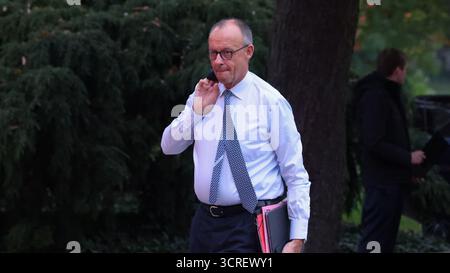 Berlin, Allemagne, 01th Okt. 2025. Arrivées pour la retraite du Cabinet à Villa Borsig : voir l'arrivée du Chancelier Friedrich Merz, du Ministre fédéral des finances Lars Klingbeil, du Ministre fédéral de l'intérieur Alexander Dobrindt et d'autres membres du Cabinet Merz photo : Klaus KROENERT crédit : Klaus KROENERT/Alamy Live News Banque D'Images