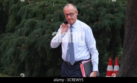Berlin, Allemagne, 01th Okt. 2025. Arrivées pour la retraite du Cabinet à Villa Borsig : voir l'arrivée du Chancelier Friedrich Merz, du Ministre fédéral des finances Lars Klingbeil, du Ministre fédéral de l'intérieur Alexander Dobrindt et d'autres membres du Cabinet Merz photo : Klaus KROENERT crédit : Klaus KROENERT/Alamy Live News Banque D'Images