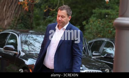 Berlin, Allemagne, 01th Okt. 2025. Arrivées pour la retraite du Cabinet à Villa Borsig : voir l'arrivée du Chancelier Friedrich Merz, du Ministre fédéral des finances Lars Klingbeil, du Ministre fédéral de l'intérieur Alexander Dobrindt et d'autres membres du Cabinet Merz photo : Klaus KROENERT crédit : Klaus KROENERT/Alamy Live News Banque D'Images