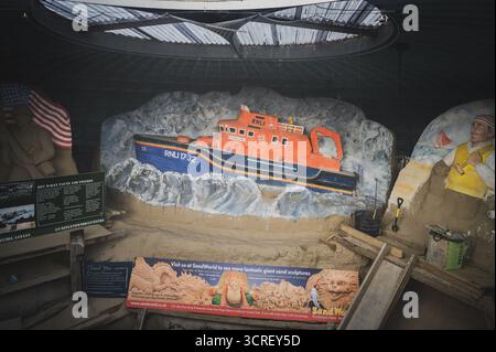 Sandskulpturen am Strand von Weymouth in der südwestenglischen Grafschaft Dorset AM 15.09.2025. // sculptures de sable sur la plage de Weymouth, dans le comté du Dorset, dans le sud-ouest de l'Angleterre, le 15 septembre 2025. - 20250915 PD22307 crédit : APA-PictureDesk/Alamy Live News Banque D'Images