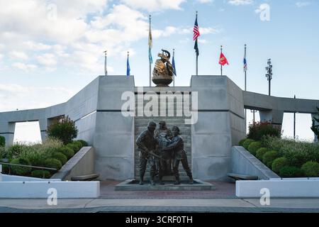 Atlantic City, NJ - 27 août 2025 : vue large de la sculpture de la flamme éternelle au sommet et le soldat blessé en dessous (The New Jersey Korean War Memori Banque D'Images