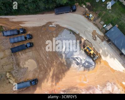Vue aérienne de la carrière active de sable et de gravier avec des machines lourdes Banque D'Images