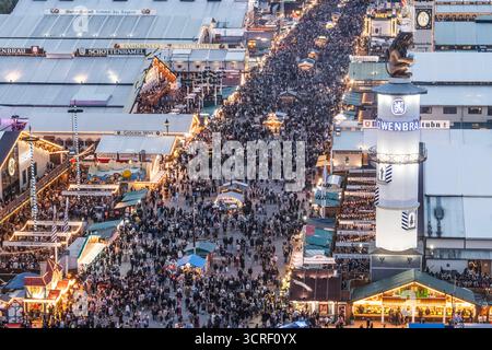 Oktoberfest 2025, Blick vom Riesenrad über die Festwiese, viele Wiesnbesucher unterwegs, München, septembre 2025 Deutschland, München, septembre 2025, Oktoberfest, Blick vom Riesenrad über die Festwiese mit Bierzelten und Fahrgeschäften, die Lichter der Wiesn leuchten in den Münchner Abendhimmel, viele Wiesnbesucher auf dem Festgelände unterwegs, typisch bayerisch, Volksfest, Wochenende, bayern, bayern, *** Oktoberfest 2025, vue de la grande roue au-dessus de la prairie du festival, de nombreux visiteurs Wiesn sur le chemin, Munich, septembre 2025 Allemagne, Munich, septembre 2025, Oktoberfest, vue depuis la Ferris Whee Banque D'Images