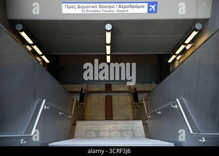 01 octobre 2025, Grèce, Piräus : 01 octobre 2025, Grèce, Pirée : entrée fermée d'une station de métro pendant une grève de 24 heures. Photo : Socrates Baltagiannis/ Banque D'Images