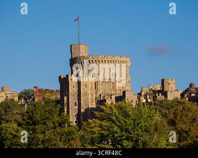 Le roi est la maison comme drapeau volant, la Tour ronde, donjon, château de Windsor, Windsor, Angleterre, Royaume-Uni, GB. Banque D'Images