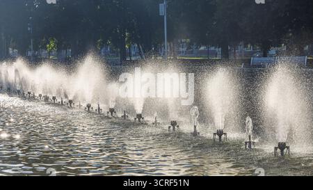 Bardejov ville dans le nord-est de la Slovaquie, Europe. Rangée de fontaines pulvérisant de l'eau dans un lac, créant un bel affichage de lumière et d'eau contre un Banque D'Images