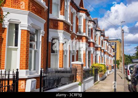 Rue avec maisons mitoyennes traditionnelles. Londres, Angleterre Banque D'Images