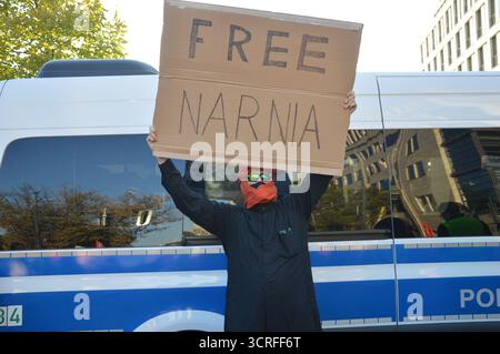 Berlin, Allemagne - 27 septembre 2025 - Un homme avec une pancarte indiquant "Free Narnia" s'est tenu près de la marche pro-palestinienne "Eyes on Gaza" sur l'Unter den Linden à Berlin-Mitte. (Photo de Markku Rainer Peltonen) Banque D'Images