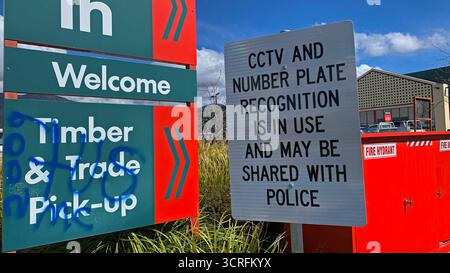 Avis de caméra de sécurité CCTV et ANPR, reconnaissance automatique de plaque d'immatriculation utilisée à l'entrée de l'aire de stationnement à Bunnings Warehouse à Glenorchy, Tasmanie, Australie Banque D'Images