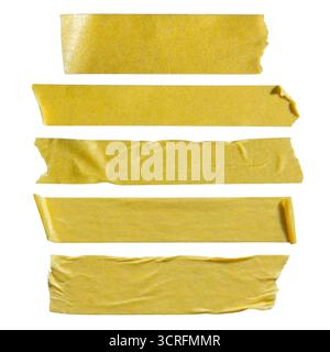 Bandes de long ruban de masquage jaune déchiré dans diverses conditions isolées sur fond blanc avec chemin de découpage Banque D'Images