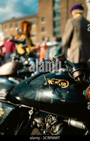 Londres, Royaume-Uni – 2025.09.27 – vue rapprochée d’une moto Norton noire classique avec logo doré sur le réservoir de carburant, exposée lors de la Classic car Boot Sale Banque D'Images
