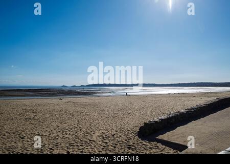 Plage baignée de soleil à Swansea, Swansea Bay, pays de Galles Banque D'Images