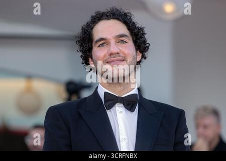 VENISE, ITALIE - 06 SEPTEMBRE : Benny Safdie assiste à la cérémonie de clôture 2025 tapis rouge lors du 82ème Festival du film de Venise le 06 septembre 2025 in Banque D'Images