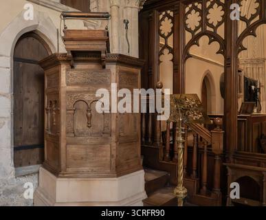 La chaire date du début du XVIIe siècle à l'église St Mary's, Easton, Hampshire Banque D'Images
