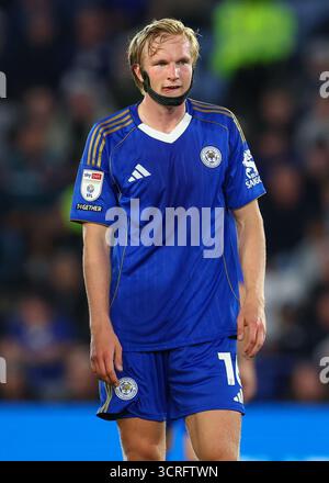 Leicester, Royaume-Uni. 30 septembre 2025. Victor Kristiansen de Leicester City lors du match Leicester City vs Wrexham Sky Bet Championship au King Power Stadium de Leicester. Le crédit photo devrait se lire : Cody Froggatt/Sportimage crédit : Sportimage Ltd/Alamy Live News Banque D'Images