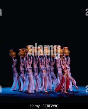Les danseurs du ventre tiennent élégamment des vases tout en jouant sur une scène Banque D'Images