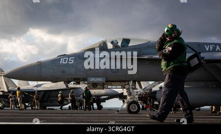 Avion Boatswain’s Mate (Equipment) Airman Nataly Segundo-Cruz, affecté au Département de l’Air à bord du plus grand porte-avions du monde, USS Gerald R. Banque D'Images