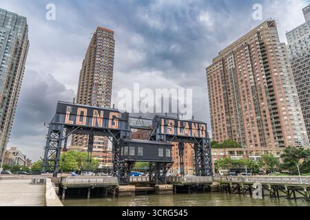 Panneau historique de long Island au Gantry Plaza State Park avec des tours résidentielles en arrière-plan, long Island City, Queens, New York City, États-Unis. 20 juin Banque D'Images