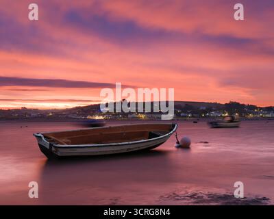 Appledore, North Devon - au lever du soleil, la marée monte rapidement le long du rivage de l'estuaire de la rivière Torridge à Appledore, dans le North Devon. Banque D'Images