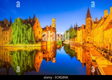 Bruges, Belgique. Rozenhoedkaai dans des teintes dorées, Brugge eaux tranquilles du canal. Banque D'Images
