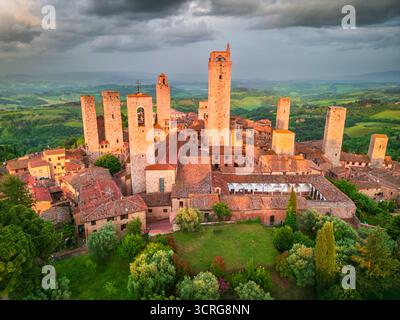 San Gimignano, Toscane. Vue aérienne de la célèbre ville médiévale de colline avec son horizon de tours médiévales, patrimoine mondial en Italie. Banque D'Images