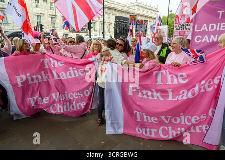 Londres, Royaume-Uni. 1er octobre 2025. 01/10/2025. Londres, Royaume-Uni. Les Pink Ladies manifestantes anti-migrants participent à une manifestation à Westminster. Le groupe est contre l'utilisation d'hôtels pour héberger des demandeurs d'asile. Crédit photo : Ray Tang crédit : Raymond Tang/Alamy Live News Banque D'Images