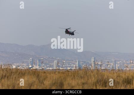 Limassol, Chypre, 09-24-2025 RAF Boeing CH-47 Chinook volant dans le ciel d'Akrotiri Banque D'Images