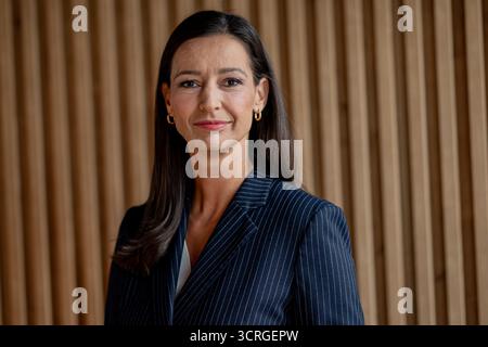 Berlin, Allemagne. 1er octobre 2025. Pinar Atalay, présentateur, se tient devant une interview avec dpa dans le studio RTL Capital Credit : Fabian Sommer/dpa/Alamy Live News Banque D'Images
