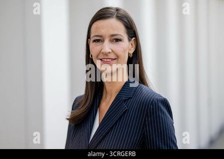 Berlin, Allemagne. 1er octobre 2025. Pinar Atalay, présentateur, se tient devant une interview avec dpa dans le studio RTL Capital Credit : Fabian Sommer/dpa/Alamy Live News Banque D'Images