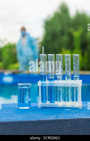 Vérifiez l'analyse de l'eau de la piscine. Mise au point sélective. nature. Banque D'Images