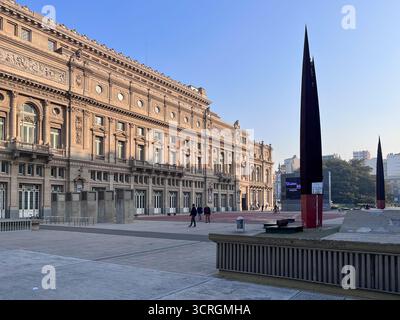 Buenos Aires, Argentine - 06 juin 2022 : vue latérale du Théâtre Colon dans la ville de Buenos Aires. Banque D'Images