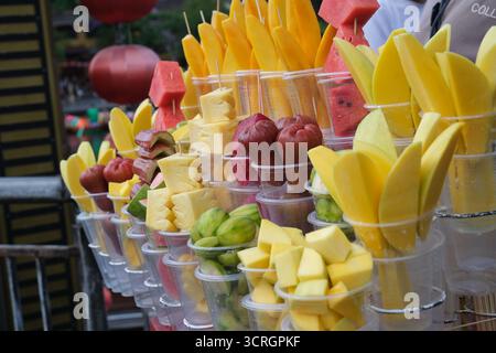 Ensemble de limonades d'été dans des gobelets en plastique à emporter, limonade colorée dans une tasse transparente, limonade à emporter tasse avec différents cocktails de fruits. Coupes de fruits tropicaux Banque D'Images