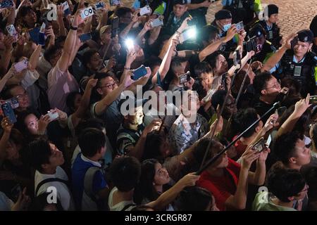 Hong Kong, Hong Kong. 1er octobre 2025. Les gens regardant le feu d'artifice de la fête nationale de la Chine le 1er octobre 2025 à Hong Kong. (Photo de Vernon Yuen/Nexpher images) crédit : Nexpher images Limited/Alamy Live News Banque D'Images