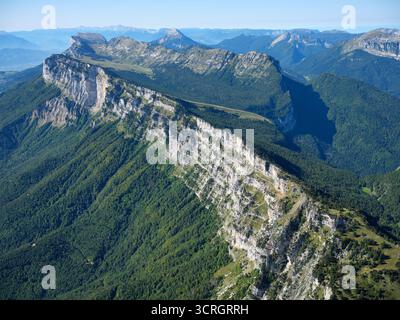 VUE AÉRIENNE. Falaise calcaire longitudinale à l'extrémité est du massif de la Chartreuse. Isère, Auvergne-Rhône-Alpes, France. Banque D'Images