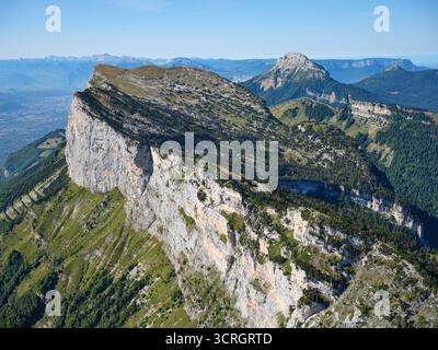 VUE AÉRIENNE. Falaise calcaire longitudinale à l'extrémité est du massif de la Chartreuse. Isère, Auvergne-Rhône-Alpes, France. Banque D'Images