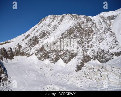 VUE AÉRIENNE. Aiguille du Goûter (3864m) et glacier Bionnassay vus du sud-ouest. Chamonix-Mont-Blanc, haute-Savoie, France. Banque D'Images