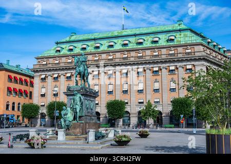 Bâtiment historique sur la place Gustav Adolf avec la statue de Gustav II Adolf au premier plan, quartier Norrmalm dans le centre de Stockholm, Suède, Europe du Nord Banque D'Images