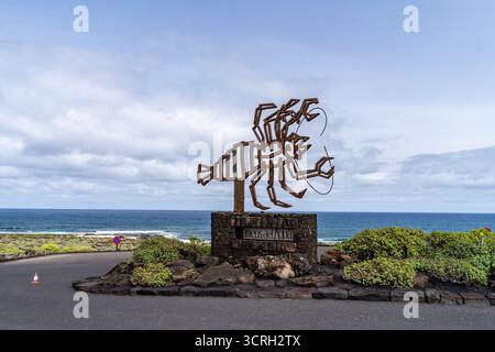 Une vue panoramique du panneau Jameos del Agua sur la côte de Lanzarote, sous un ciel nuageux. Lanzarote, Espagne, 2025-07-20 Banque D'Images