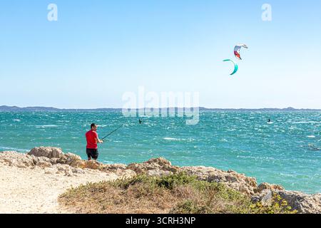 Pêche en mer et kitesurf à Woodman point, Coogee, South Fremantle près de Perth dans la région sud-ouest de l'Australie occidentale Banque D'Images