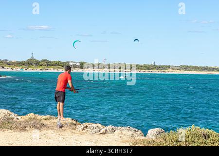 Pêche en mer et kitesurf à Woodman point, Coogee, South Fremantle près de Perth dans la région sud-ouest de l'Australie occidentale Banque D'Images
