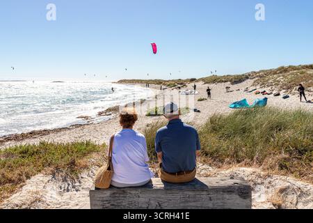 Un couple plus âgé regardant la planche à voile et le kitesurf à Woodman point, Coogee, South Fremantle près de Perth dans la région SW de l'Australie occidentale WA Banque D'Images