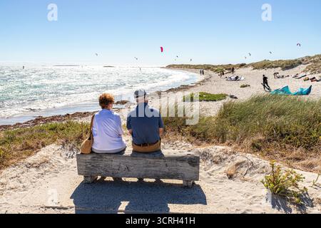 Un couple plus âgé regardant la planche à voile et le kitesurf à Woodman point, Coogee, South Fremantle près de Perth dans la région SW de l'Australie occidentale WA Banque D'Images