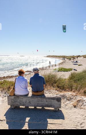Un couple plus âgé regardant la planche à voile et le kitesurf à Woodman point, Coogee, South Fremantle près de Perth dans la région SW de l'Australie occidentale WA Banque D'Images