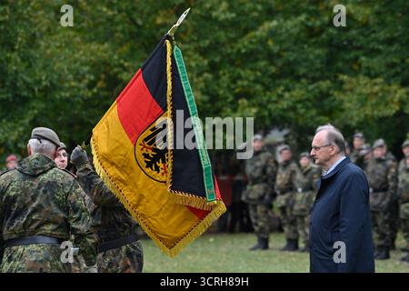 01 octobre 2025, Saxe-Anhalt, Möckern : Reiner Haseloff (R, CDU), ministre-président de Saxe-Anhalt, lors de la remise du drapeau de la troupe au commandant du Régiment de sécurité intérieure 6. Les soldats du régiment s'étaient alignés dans le parc du château de Möckern pour l'appel de la formation. Le Heimatschutz Regiment 6 réunit deux compagnies de Berlin, deux compagnies de Potsdam et une compagnie de Magdebourg et une compagnie de Klietz et est stationné à Altengrabow avec son personnel et la compagnie d'approvisionnement, la compagnie spéciale et la compagnie de formation. Photo : Klaus-Dietmar Gabbert/dpa Banque D'Images