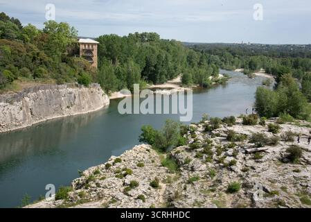 Ancien moulin à farine, construit dans les années 1850/60, Auberge, Hôtel et Restaurant, sur la rive gauche du Gardon en contrebas du Pont du Gard Remoulins France Banque D'Images