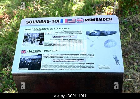 Panneaux d'information sur la route des hommes de l'ombre - une opération dans la seconde Guerre mondiale pour larguer des parachutistes américains et des fournitures pour aider la résistance avant le jour J. Banque D'Images
